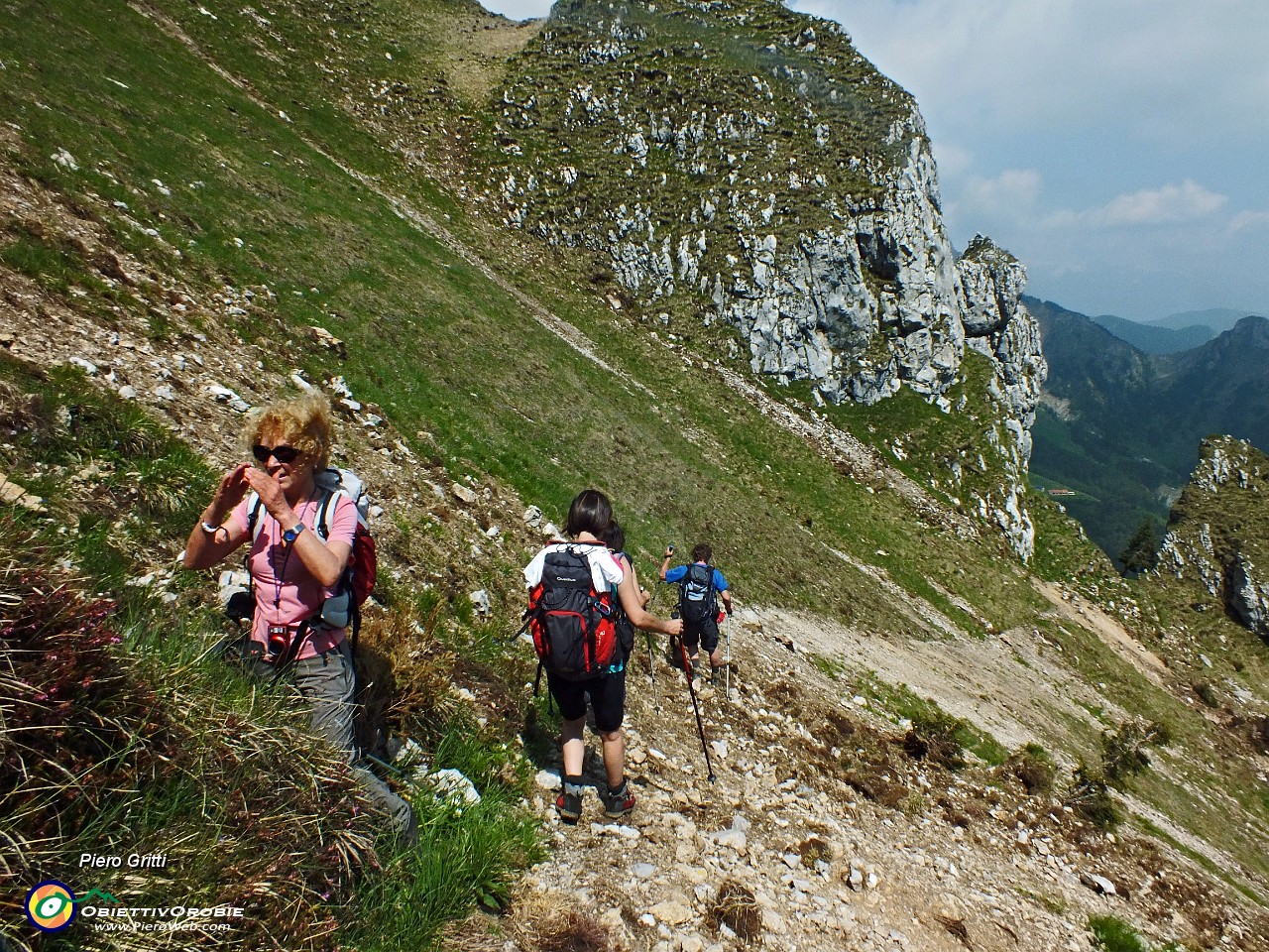 88 Scendiamo per il ripido canalone....JPG